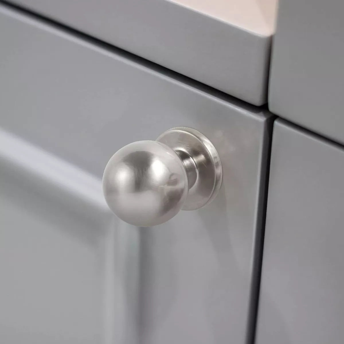 Jaladera De Botón Esfera Níquel Satinado Con Tornillos