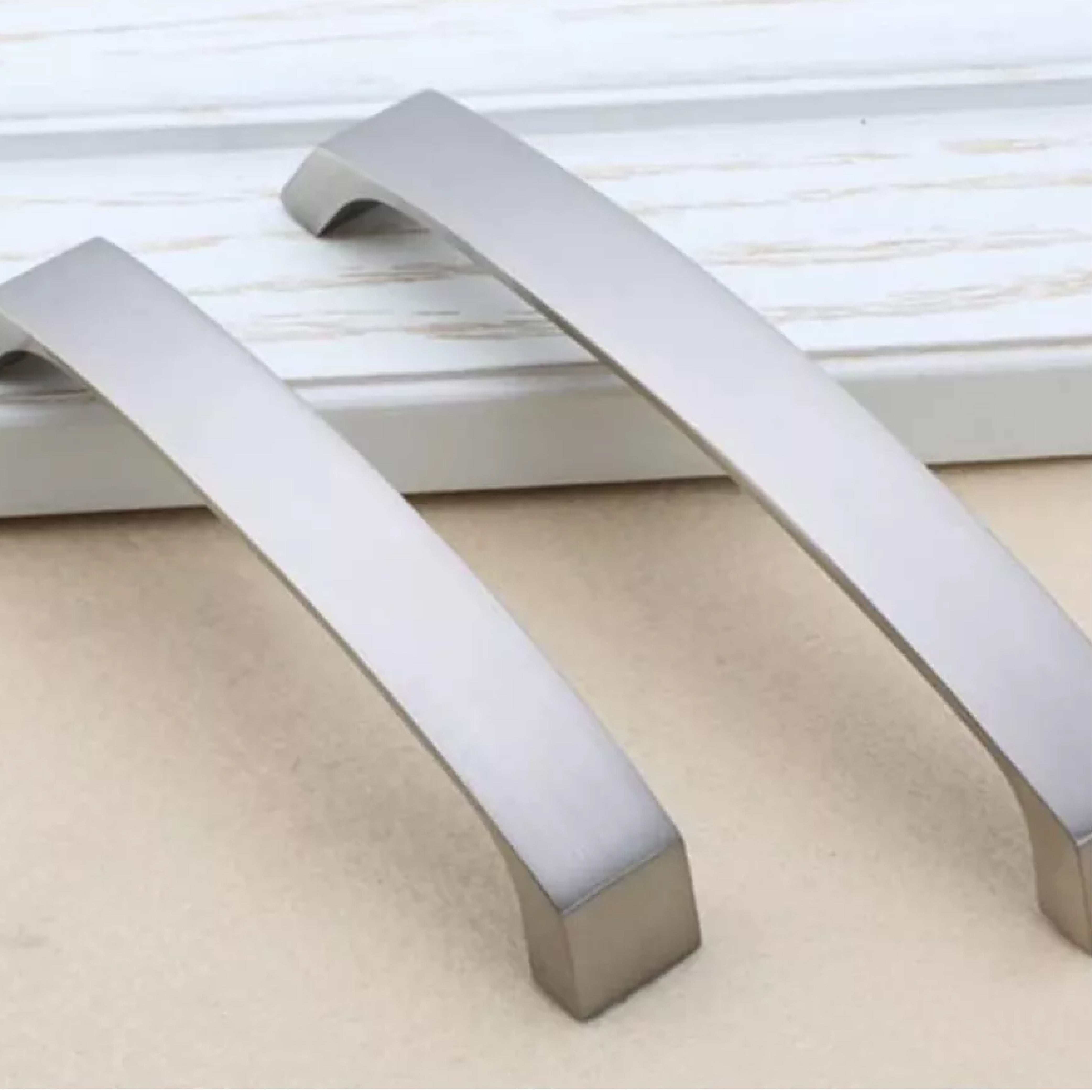 Jaladera Para Muebles Modelo "N" Níquel Satinado Con Tornillos